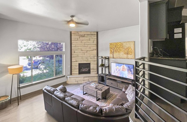 Bear Hollow Modern Luxury 5662 4 Bedroom Townhouse by Redawning