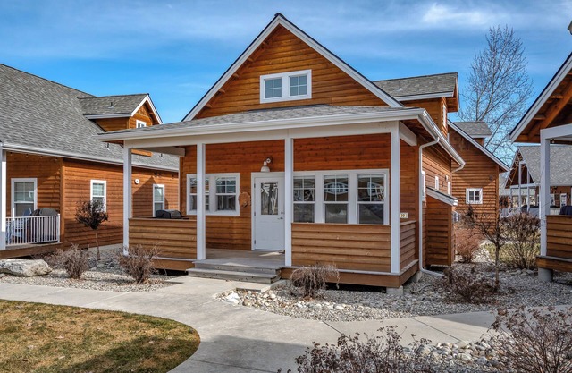 Bear Necessities – Delightful Dover Bay Bungalow, Pet-Friendly Retreat for 5