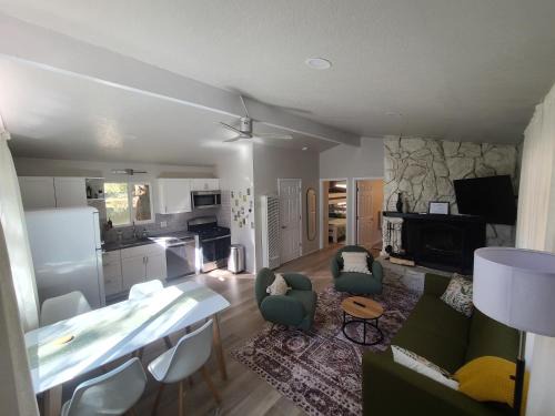 Bear Nest - Cozy 2 bedroom House adjacent to National Forest with Deck BBQ Fireplace