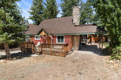 Bear Pause -Walk to lake and Alpine Slides! Beautiful knotty pine interior!
