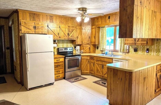 Bear Paw Cottage- North Fork River Front with a 12 minute drive to Seneca Rocks