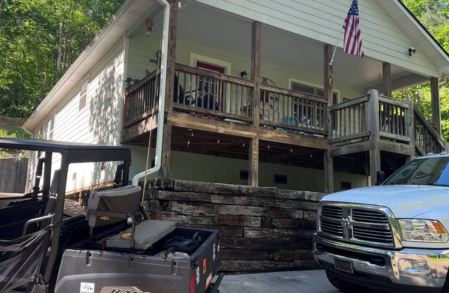 Bear Paw, minutes to Lake Hiawassee walk to pool, fishing pond, and tennis.