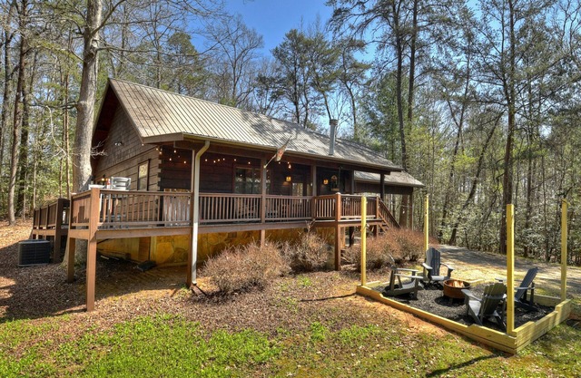 Bear River offers secluded paradise, pet-friendly, minutes from Toccoa River, boasting a hot tub, firepit, and tranquil ambiance