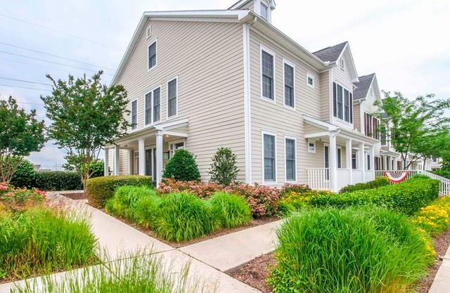 Bear Trap Dunes 2nd-floor, lakefront condo w/ pool and free WiFi - 1 dog OK
