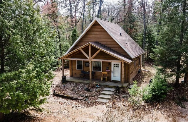 Bearadise Cabin on Moen Lake