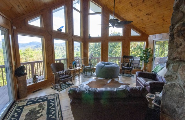 Bearadise Ridge. Awesome Mountain Views, Hot Tub, Game Room and so much more