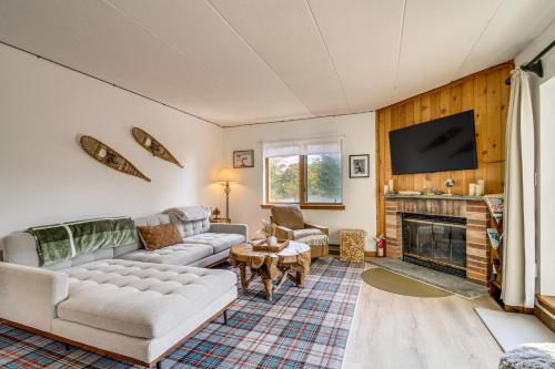 Bearfoot Apres Mtn-View Condo Less Than 1 Mi to Mt Snow!