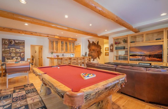 Bearfoot Bungalow - Premium and spacious home close to the National Forest and The Village!