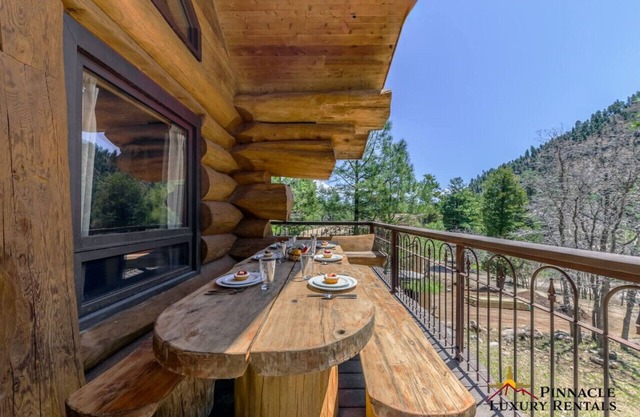 Bearfoot Lodge: Hot Tub, Pets, Near River & Trails