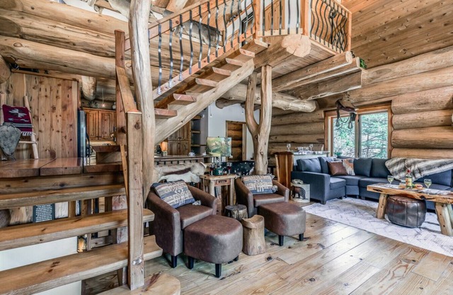 Bearfoot Lodge: Hot Tub, Pets, River & Trails