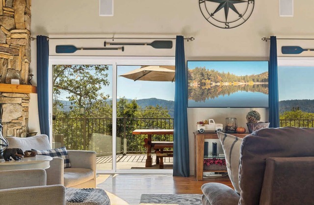 Bearfoot Lodge Near Hiking & Skiing!