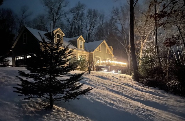 BearHaven Lodge-Location, HOT TUB, Amazing Views!