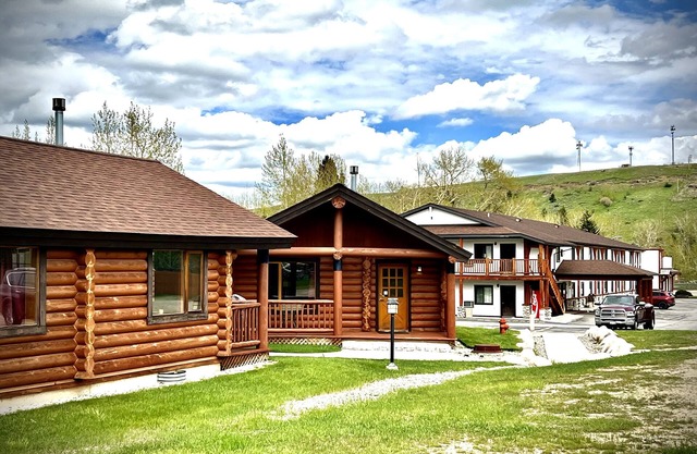 Beartooth Hideaway Inn and Cabins