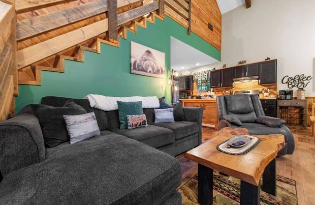*Beary Cozy Cabin*Ellijay~Hot Tub~Dogs~Secluded