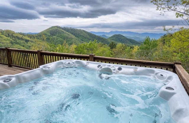 Beary Cozy Cabin! Incredible views, hot tub, games, and more!