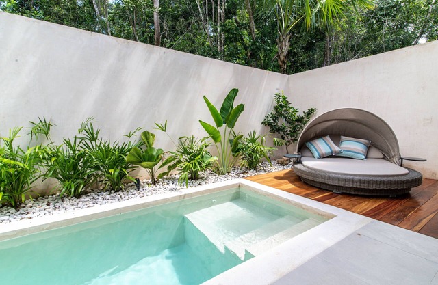 Beatiful 4 BR Home, w/ Private Pool & Nearby Beach