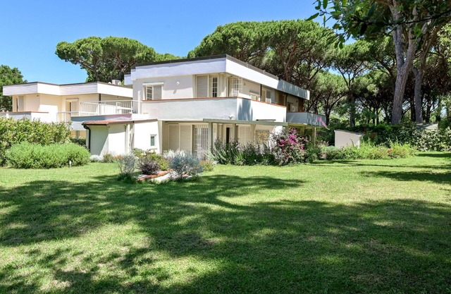 Beautiful private villa for 10 guests with WIFI, A/C, TV, patio, pets allowed and parking