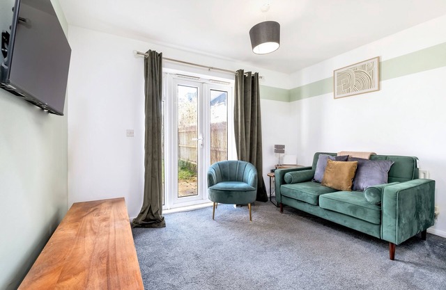 Beaumont House - 2 Bedroom, 1.5 Bath with 2 off-street parking spaces - Sleeps 4