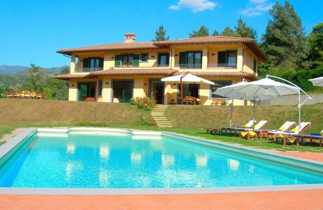 Alleinstehendes Ferienhaus mit privatem Pool, W-LAN, Whirlpool, TV, Innenhof, Panoramablick