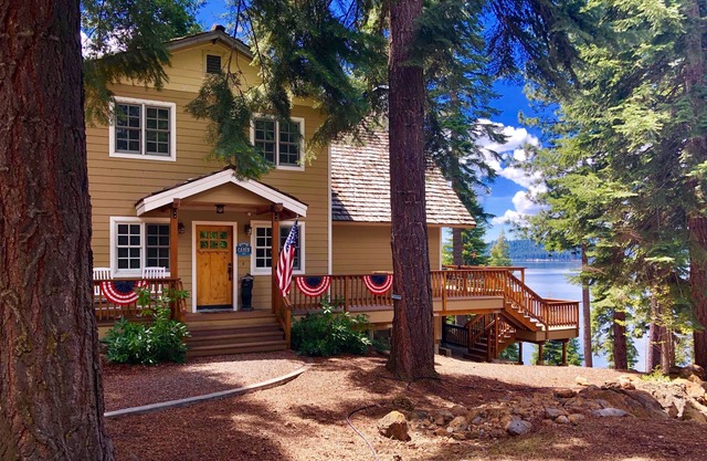 Haus am See im Lake Almanor Country Club - wunderschöne Aussicht! Privates Dock / Boje