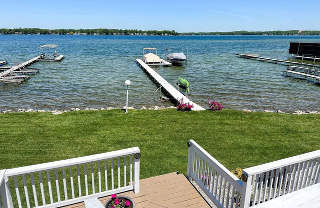 BEAUTIFUL LAKEFRONT COTTAGE!! ☀️🧡 KAYAKS! CLEAR SANDY BOTTOM