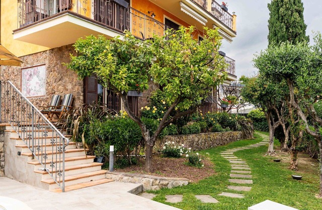 Beautiful apartment in villa for 5 guests with WIFI, A/C, pool, terrace, pets allowed and parking