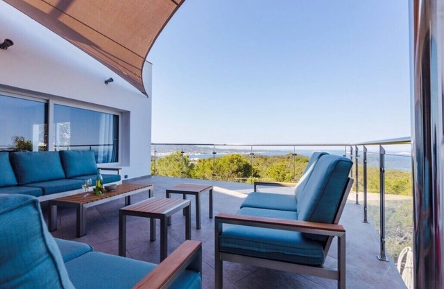 Schöne moderne Villa mit Meer- und Sonnenuntergangsblick in Cala Salada Ibiza