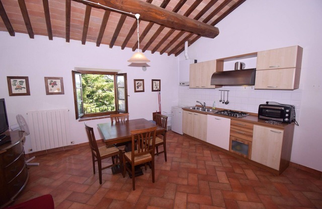 Angenehme Wohnung mit Klimaanlage, W-LAN, Pool, TV, Haustiere erlaubt und Parkplatz, bei Siena