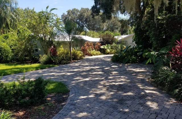 Beautiful Lake Front cottage w/ heated pool & Hot Tub, 23 miles from Disney