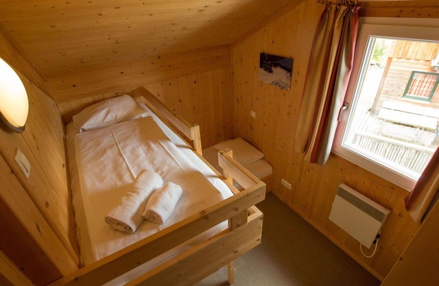 Gemütliche Wohnung in einem Ferienhaus für 8 Personen mit Pool, W-LAN, TV, Terrasse und Parkplatz