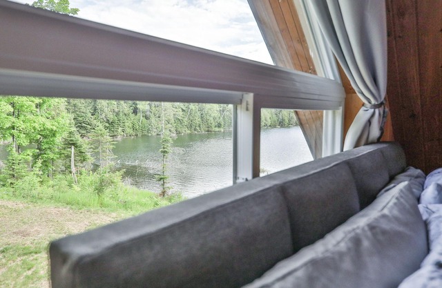 Beautiful log chalet w/ a max capacity of 12 guests located 1hr from Mtl and Ott