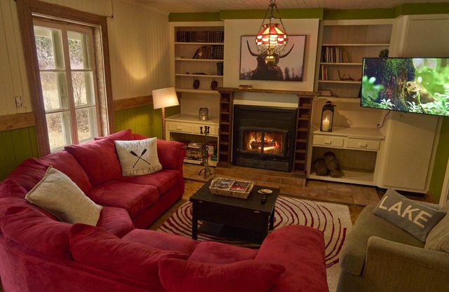 Beautiful country house by the river Sacacomie- Lots of space to enjoy nature.