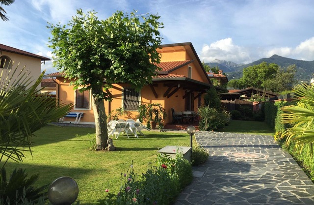 Unabhängige Villa, 300m² Garten, kostenloses WLAN, zwei Schlafzimmer und zwei Badezimmer.