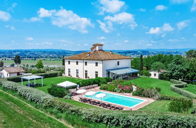 Alleinstehendes Ferienhaus mit Whirlpool, privatem Pool, W-LAN, Klimaanlage, TV, Innenhof