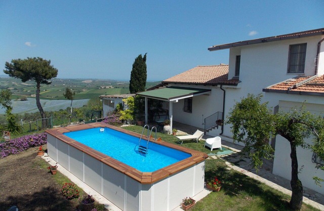 Alleinstehendes Ferienhaus mit W-LAN, privatem Pool, TV, Terrasse, Haustiere erlaubt, Parkplatz