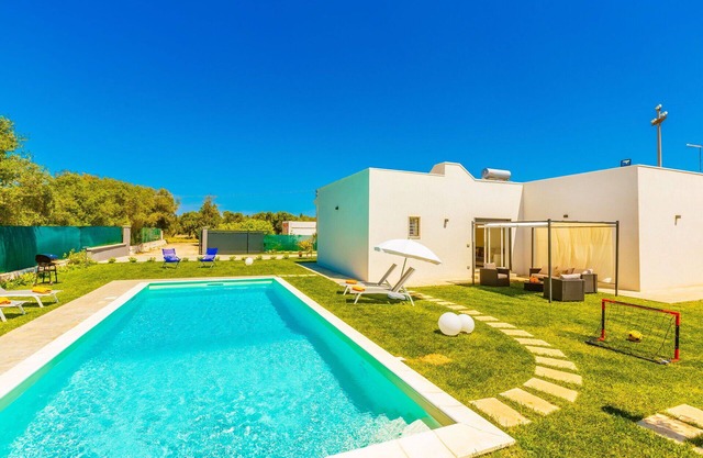 Alleinstehendes Ferienhaus mit Klimaanlage, Pool, W-LAN, TV, Veranda, Parkplatz, bei Ostuni