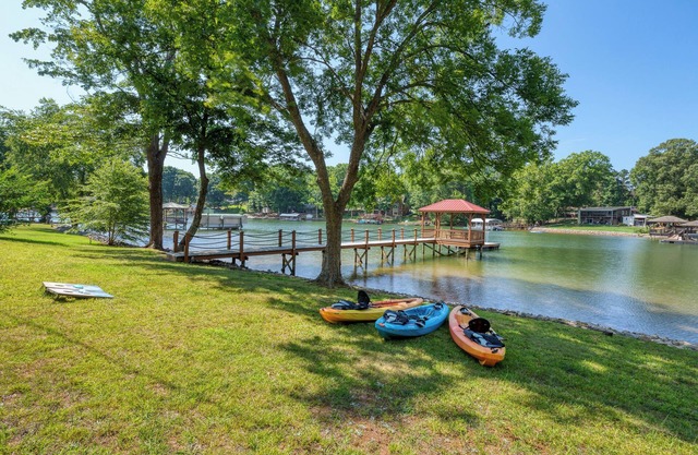 Beautiful & Updated Lakefront Cottage on a Peaceful Deep-Water Cove!