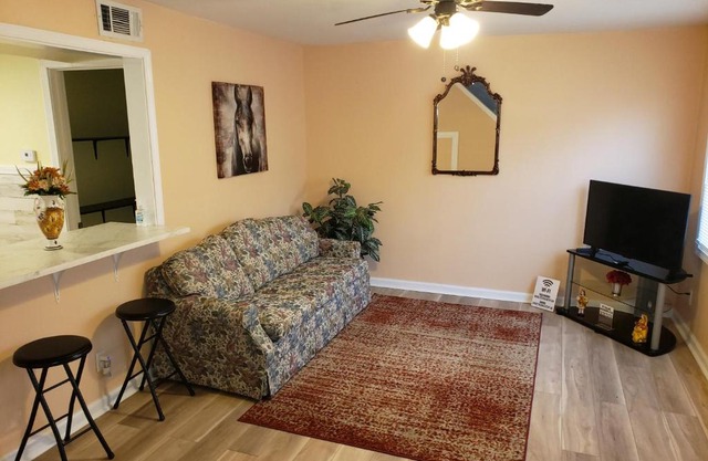 BEAUTIFUAL 3BR, 1 Bath, FREE PARKING #B, FREE WIFI, FULL KITCHEN, Living room, back yard