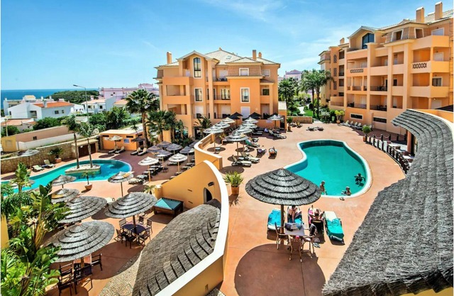 Beautiful 1 bed Apt with heated pool/sauna/hot-tub/gym