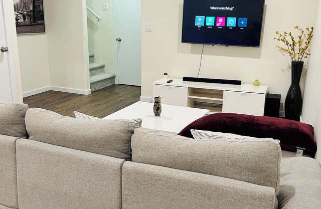 Beautiful 1 bedroom basement suite with free wifi and Amazon prime