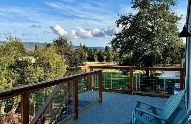 Beautiful 1 Bedroom, loft style apartment with private deck on vineyard in Napa.
