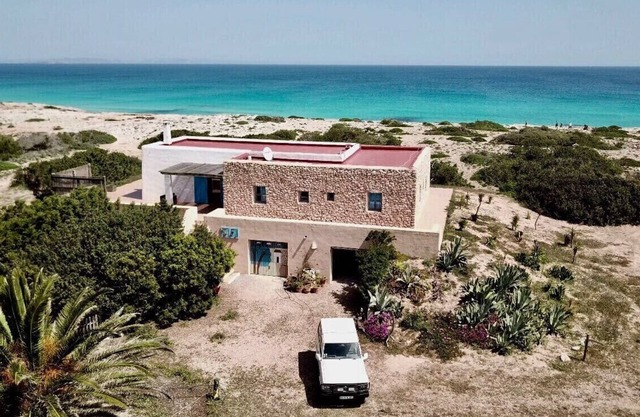 Schönes Grundstück 10 Personen mit großem Pool. DIREKT AM MEER