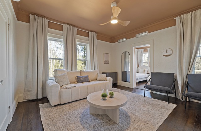 Beautiful 10-Bedroom Home for Group Getaways