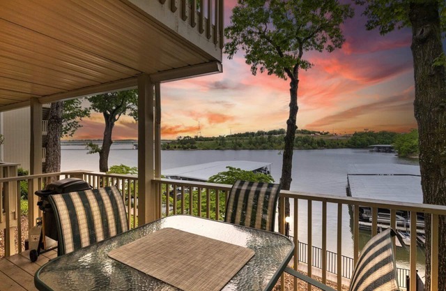 *** UPSCALE WATERFRONT CONDO, VOLLSTÄNDIG ENTFERNT, OSAGE BEACH LOCATION ***