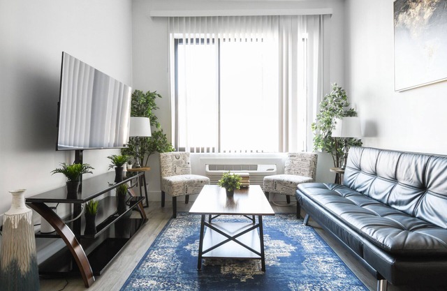 Beautiful 1BR Close to Airport 7235