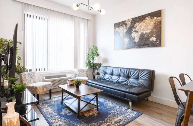 Beautiful 1BR Near Airport 9173