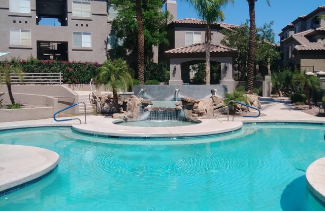 Schöne Wohnung im 1. Stock in Ahwatukee mit beheiztem Pool.