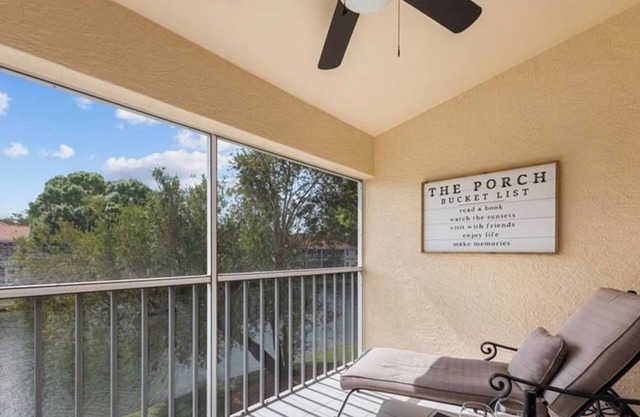 BEAUTIFUL 2/2 Condo Naples *LOCATION*