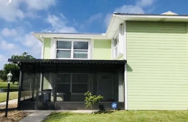 Beautiful 2/2 townhome across from world class Lake Okeechobee Bass fishing !