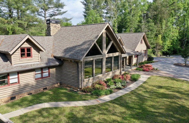 Beautiful 2 Bdrm Cabin Apartment with Hot Tub, Grill, & Firepit in Dahlonega, GA